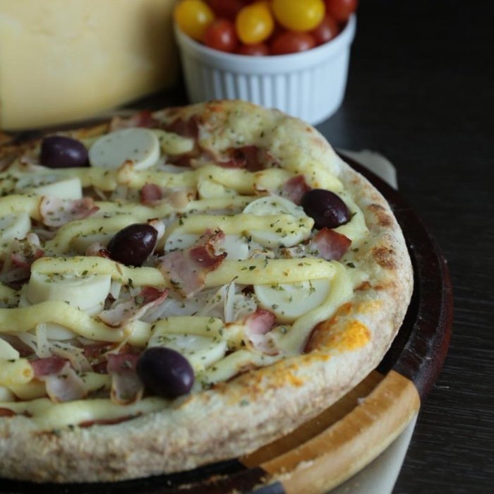 Vinho e pizza na Casa Faísca