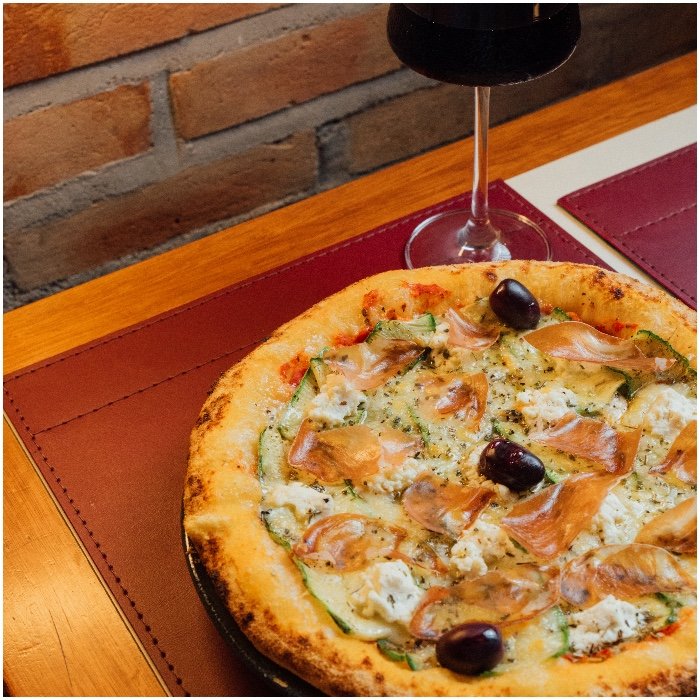 Pizza artesanal Zucchini e Copa da Casa Faísca